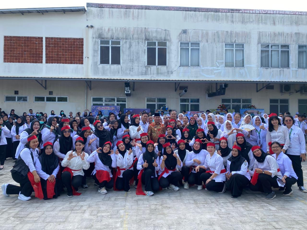 Bupati Kotim, Halikinnor dan Plt Direktur RSUD dr Murjani, dr Yulia Nofiany, bersama bersama para staf. MIFTAH/KALTENGPOS
