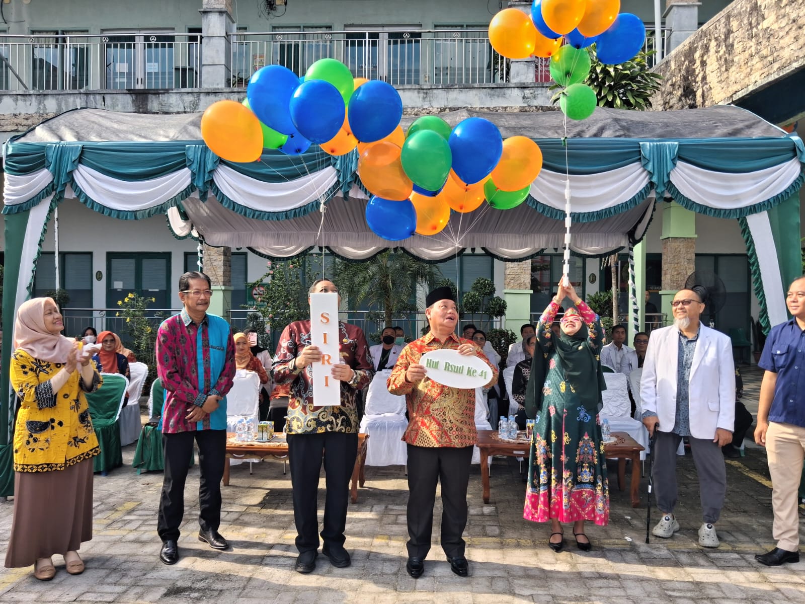 Bupati Kotim H. Halikinnor melepas balon sebagai tanda usia ke-41 tahun RSUD dr Murjani. BAHRI/KALTENGPOS