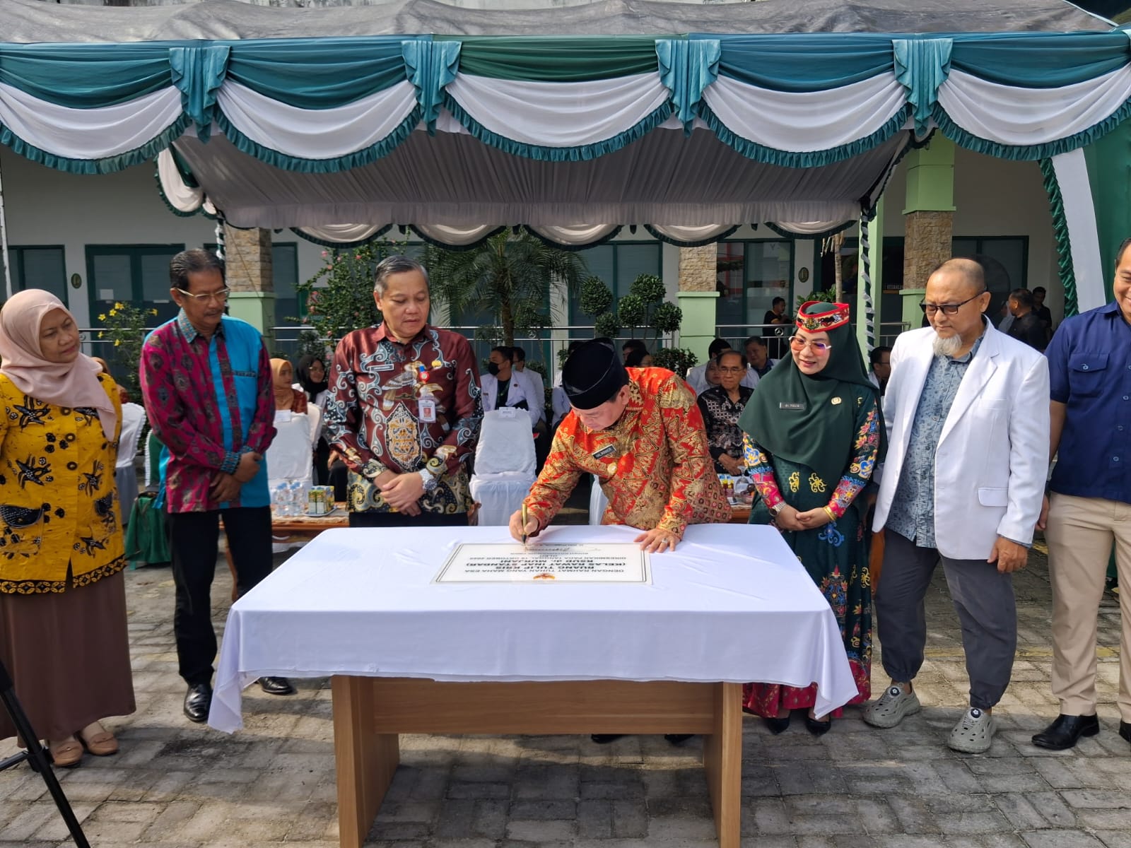 Bupati Kotim H.Halikinnor saat menandatangani prasasti sebagai diresmikannya ruang Tulip KRIS di RSUD dr Murjani Sampit. BAHRI/KALTENG POS