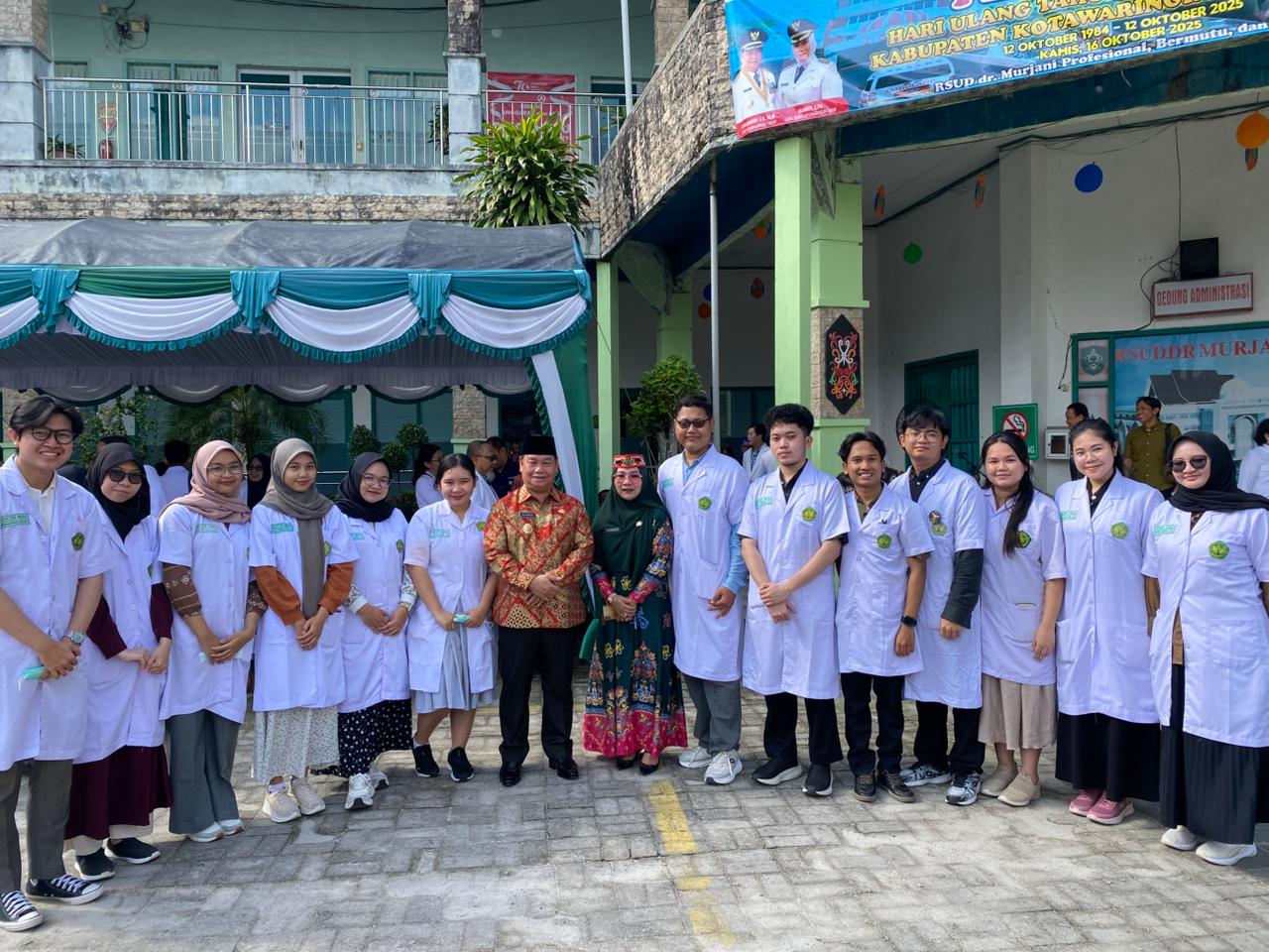Bupati Kotim, Halikinnor dan Plt Direktur RSUD dr Murjani, dr Yulia Nofiany, bersama bersama para staf. MIFTAH/KALTENGPOS