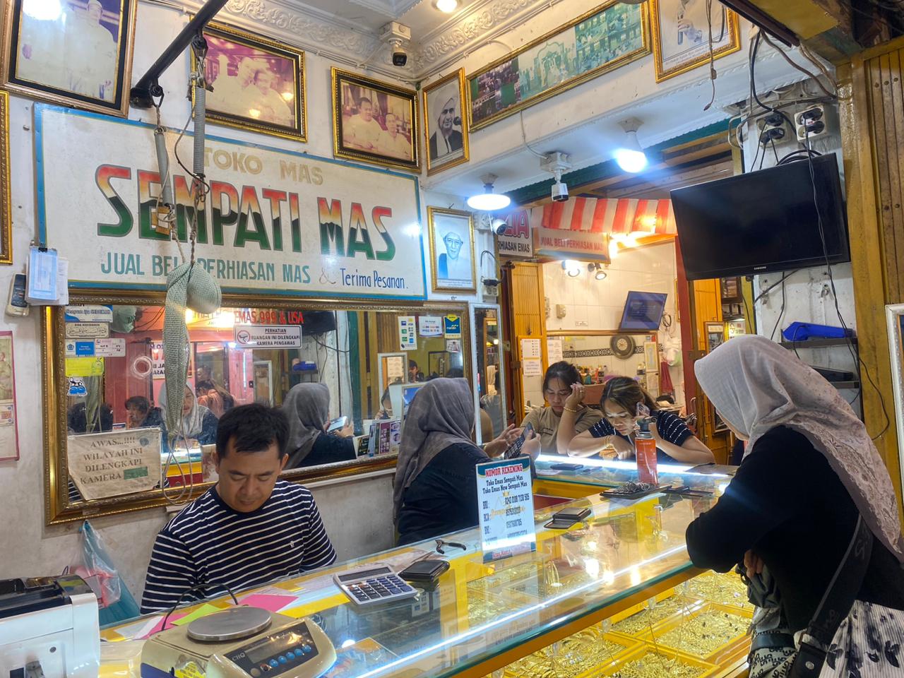 Aktivitas jual beli di kawasan Pasar Besar Palangka Raya, Kamis (16/10/2025). SHAFA/KALTENG POS