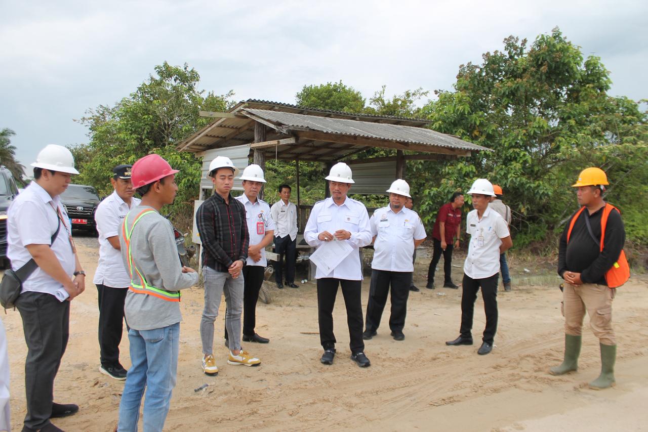 Bupati Sukamara, Masduki saat meninjau perbaikan peningkatan jalan Desa Kartamulia. NURHALIZA/ KALTENG POS