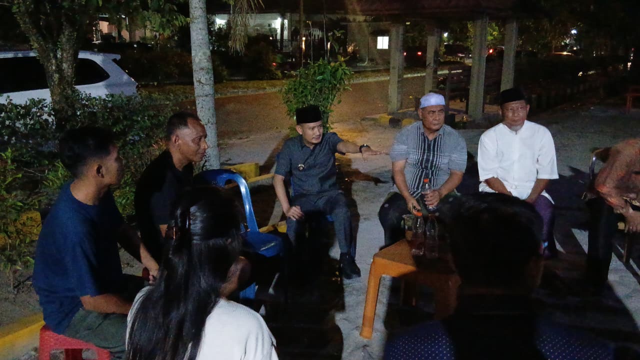 Wali Kota Palangka Raya, Fairid Naparin melakukan audiensi dengan beberapa PKL di Taman Jalan Garuda.ILHAM ROMADHONA/KALTENG PO