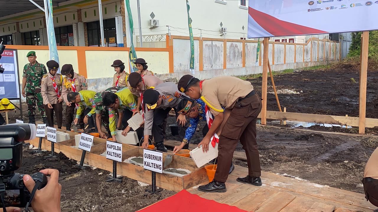 Plt. Sekretaris Daerah Kalteng memimpin peletakan batu pertama dalam kegiatan groundbreaking pembangunan gudang koperasi desa kelurahan merah putih.SHAFA KAMILA/KALTENG POS