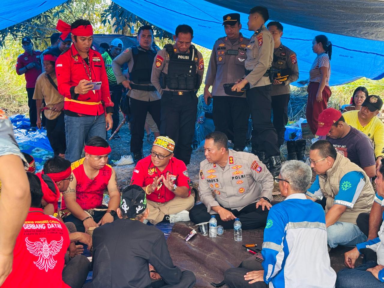 Kapolres Bartim AKBP Eddy Santoso (tengah) bersama perwakilan PT Tiara Basama dan masyarakat Desa Muara Awang&nbsp;