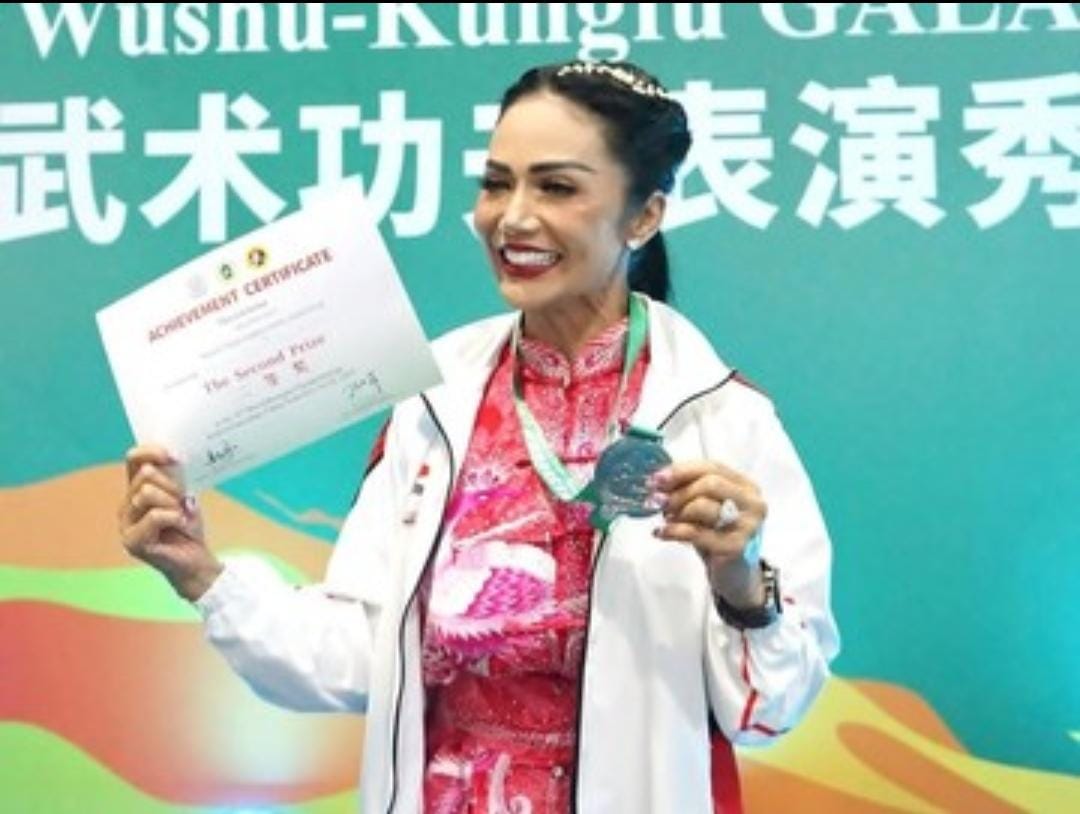 Krisdayanti meraih medali perak pada ajang Wushu di Cina.