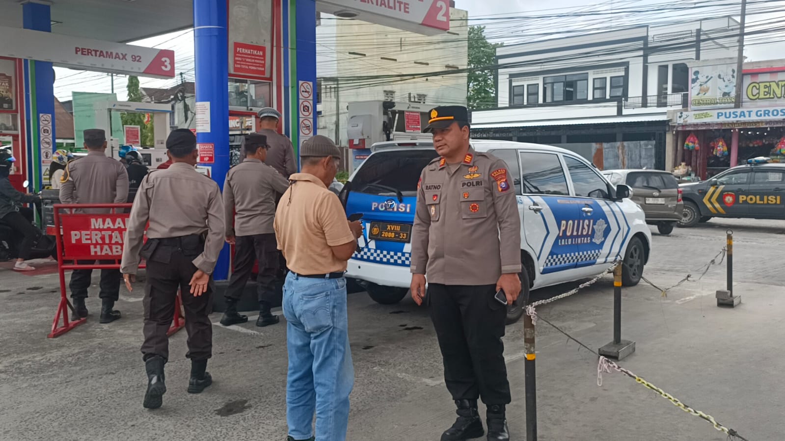 Anggota Polres Kobar cek SPBU.HUMAS