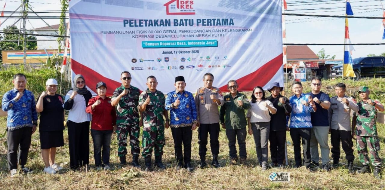  Rahmanto saat meletakan batu pertama pembangunan koperasi merah putih. Peletakan Batu Pertama Koperasi Merah Putih di Desa Bahitom. (HUMAS)