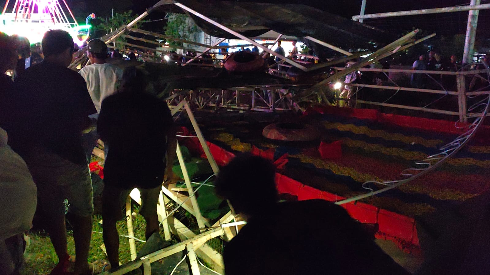 Detik-detik wahana rainbow slide atau perosotan pelangi di arena pasar malam &ldquo;Indonesia Night Market&rdquo; di Lapangan Kantor Kecamatan Air Upas, Kabupaten Ketapang, ambruk pada Sabtu malam (18/10/2025) ma