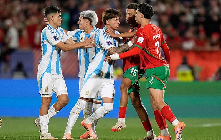 Laga panas final Piala Dunia U-20 antara Argentina vs Maroko diwarnai sejumlah ketegangan antarpemain kedua tim. (Sumber: AP/Matias Delacroix)
