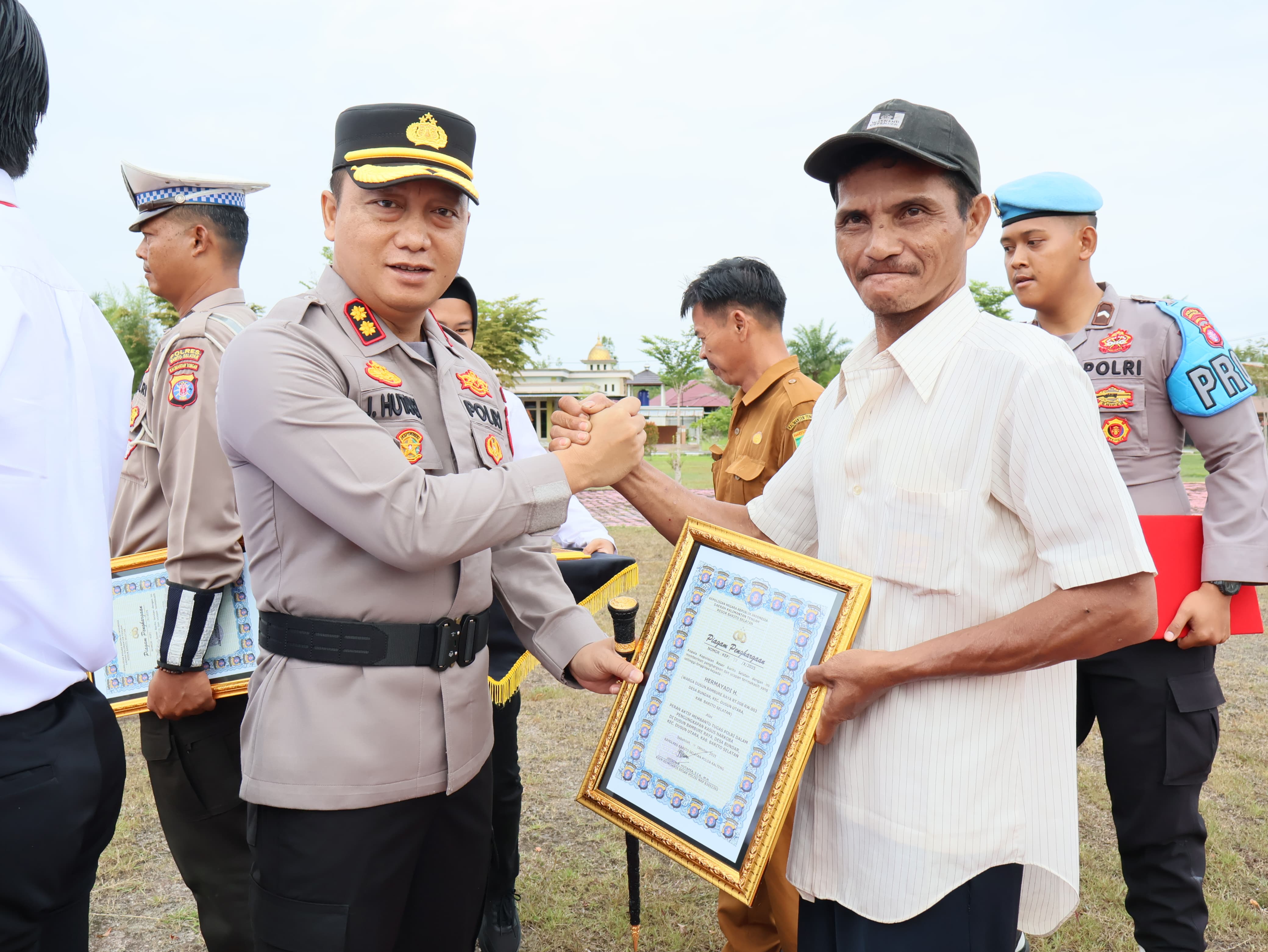 AKBP Jeckson R Hutapea saat menyerahkan penghargaan kepada masyarakat dan personel Polres Barsel.HUMAS