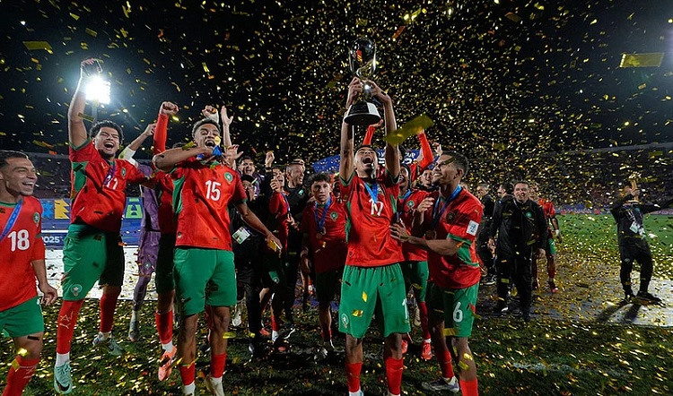 Para pemain Timnas Maroko U-20 berselebrasi usai merebut trofi Piala Dunia U-20, Senin (20/10/2025) pagi WIB. (Sumber: AP/Matias Delacroix)