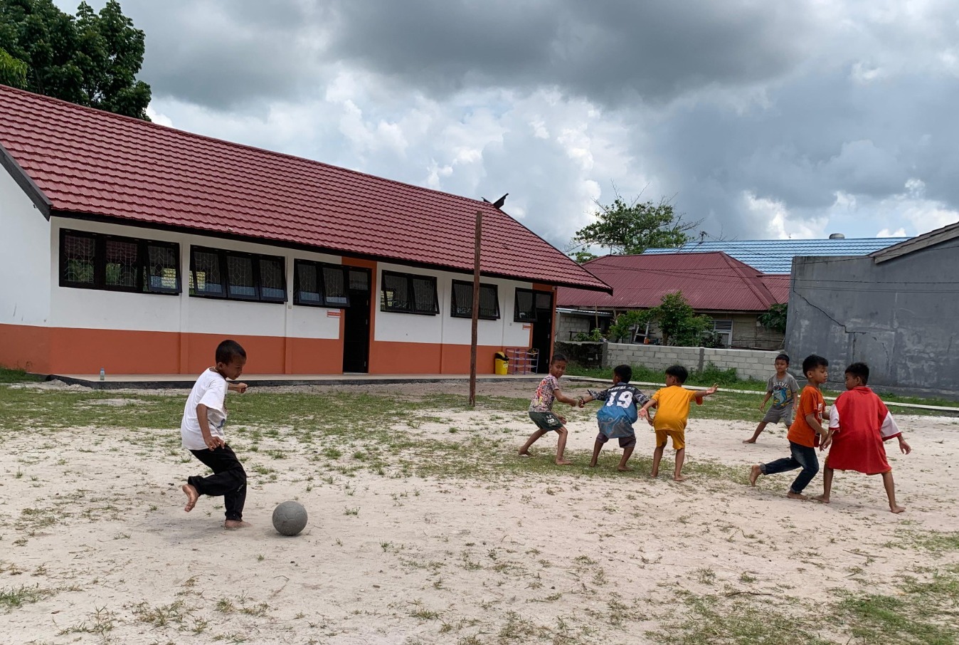 Peserta didik Sekolah Rakyat terlihat asik bermain, Minggu (19/10/2025) BUDHI S PUTRA/KALTENG POS