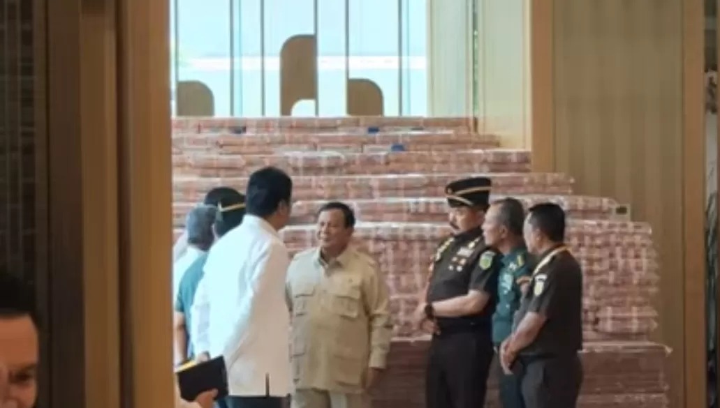 Presiden RI Prabowo Subianto menyaksikan tumpukan uang korupsi CPO.