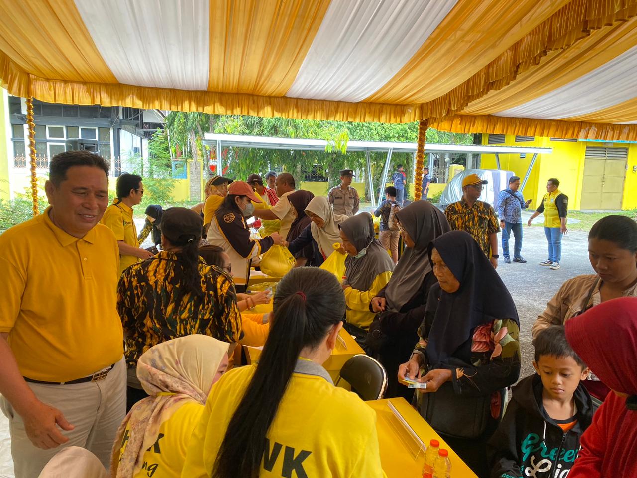 Kegiatan sosial tebus murah sembako yang digelar Golkar Kalteng.