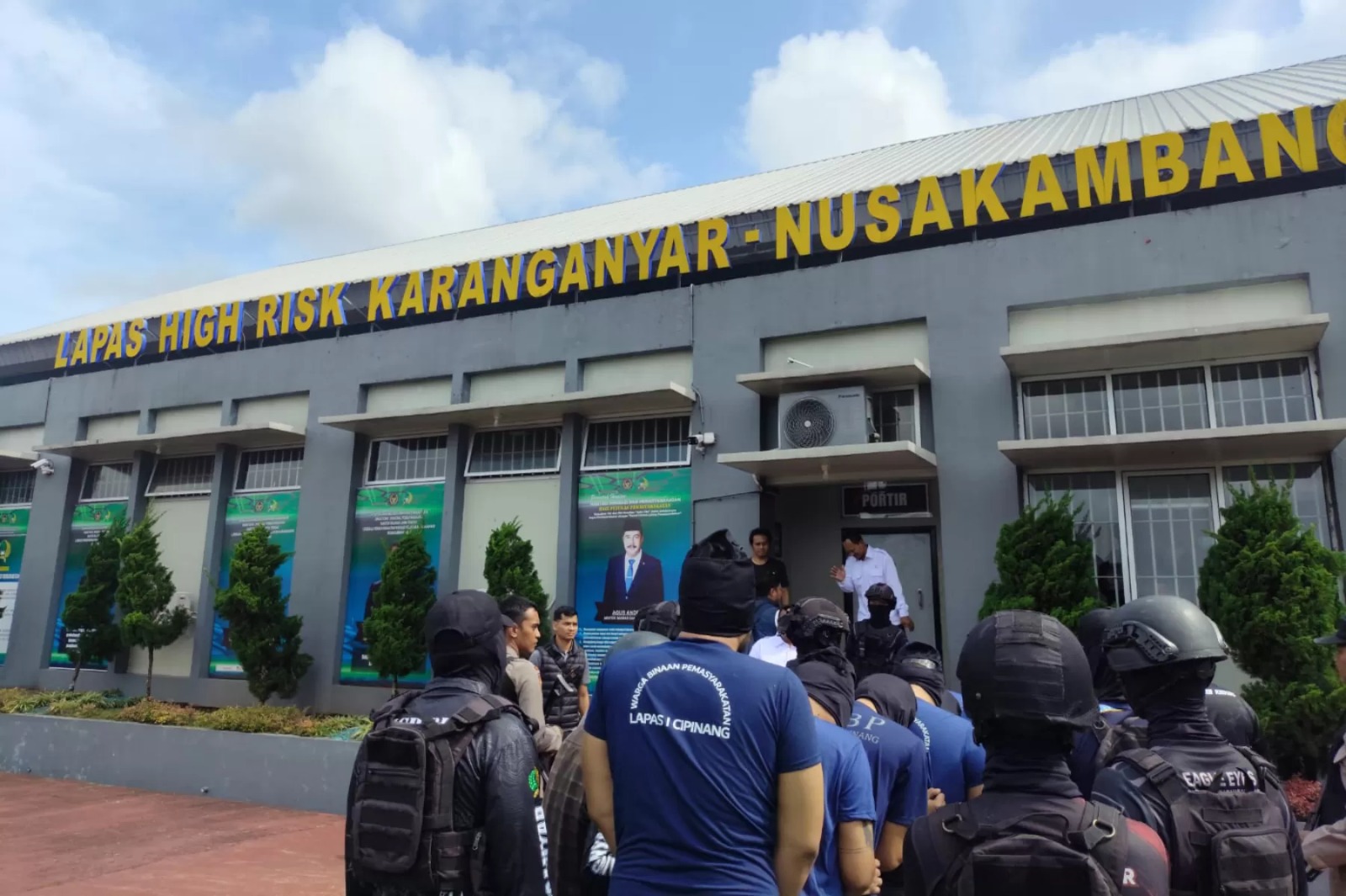 Proses pemindahan Ammar Zoni dan 5 warga binaan lainnya dari Jakarta Timur ke lapas Super Maximum Security di Pulau Nusakambangan. (Ditjenpas Kementerian Imipas)