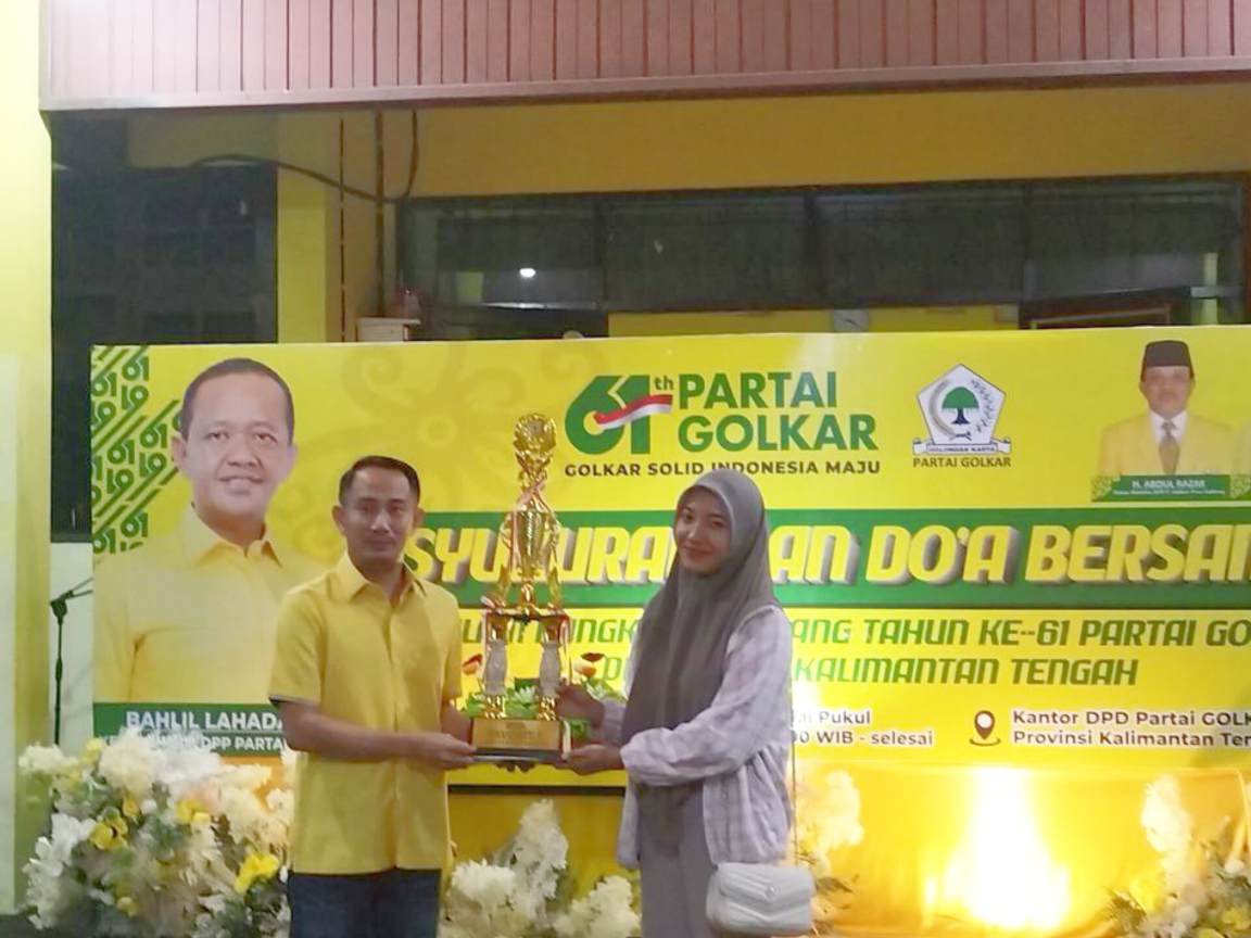 Partai Golkar diwakili Fairid Naparin memberikan piala kepada Kalteng Pos.IRPAN/KALTENG POS
