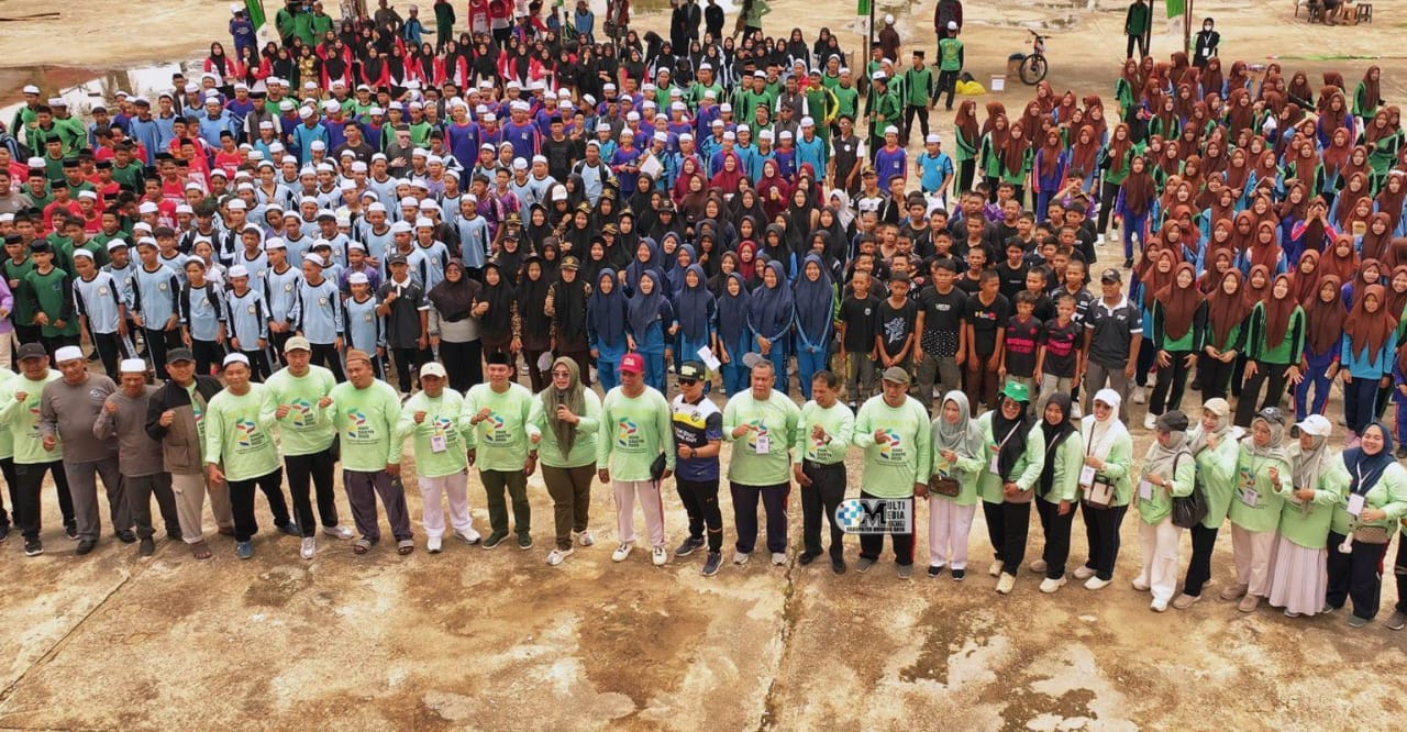 Forkopimda dan santri melakukan jalan sehat peringatan Hari Santri.HUMAS