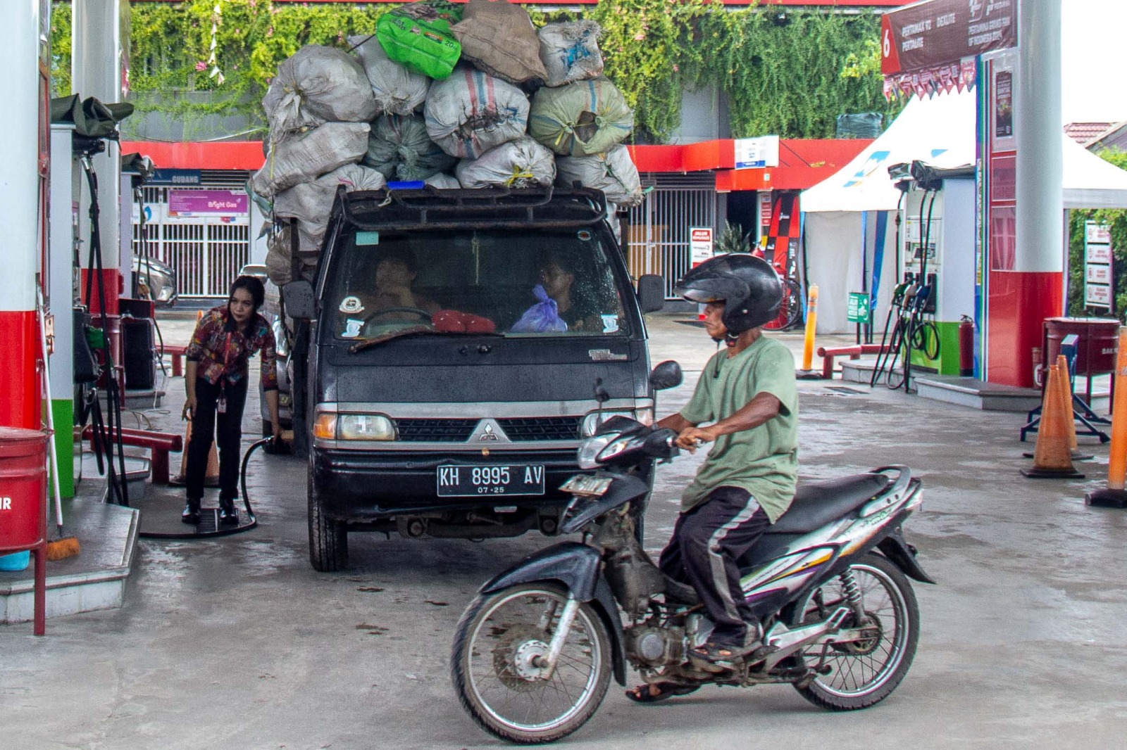Pengendara mengisi BBM di salah satu SPBU di Kota Palangka Raya, Senin (20/10/2025). ARIEF PRATHAMA/KALTENG POS