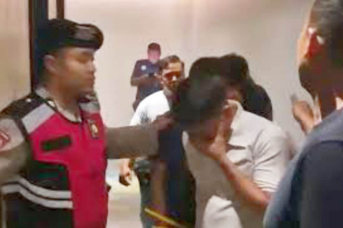 Penggerebekan pesta sesama jenis di hotel bintang 4 kawasan Ngagel, Surabaya.