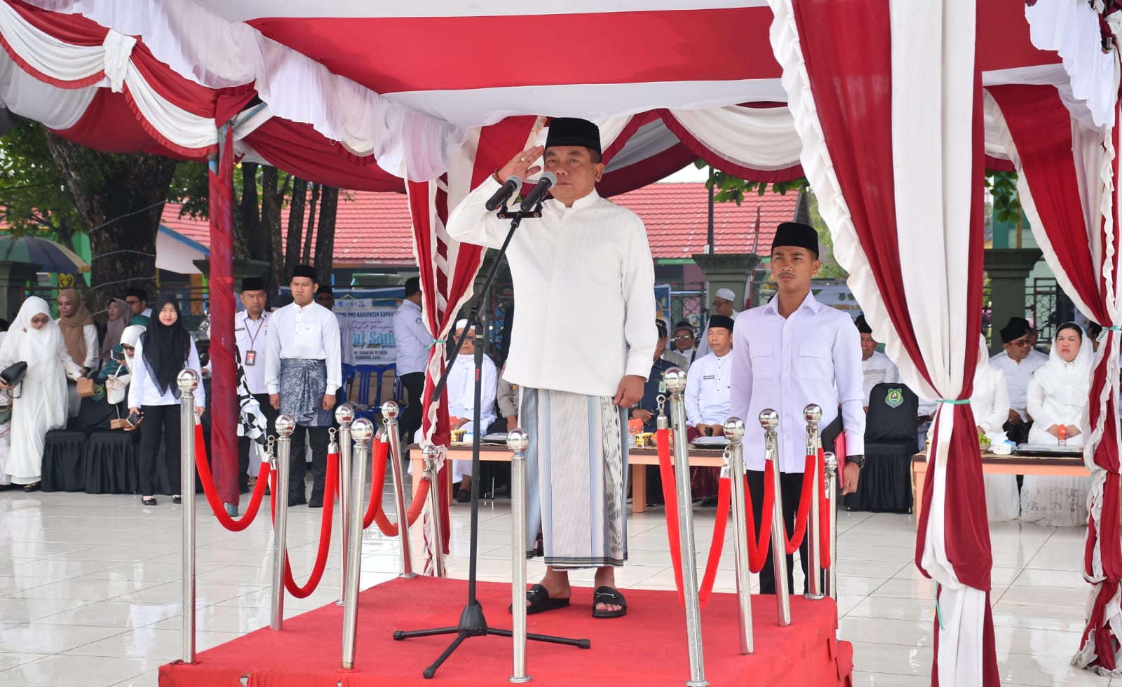 Bupati Kapuas Wiyatno memimpin apel Hari Santri