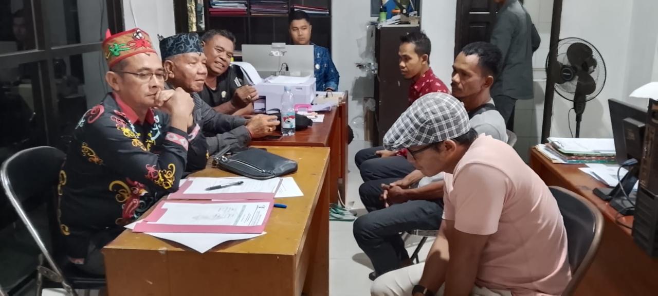 Mediasi perwakilan warga dan Kepala Desa Bapinang Hilir Laut di DAD Kotim.MIFTAH/KALTENG POS