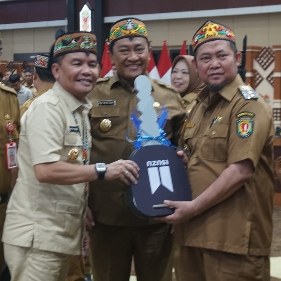Bupati Katingan, Saiful menerima bantuan kendaraan dari Gubernur Kalteng, H Agustiar Sabran.HUMA
