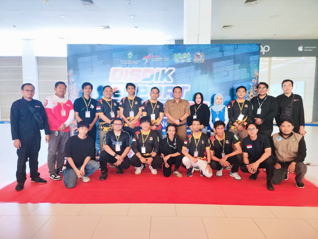 Panitia Disdik Kotim Esport Cup 2025, saat foto bersama usai pembukaan, Selasa (21/10/2025).HUMAS