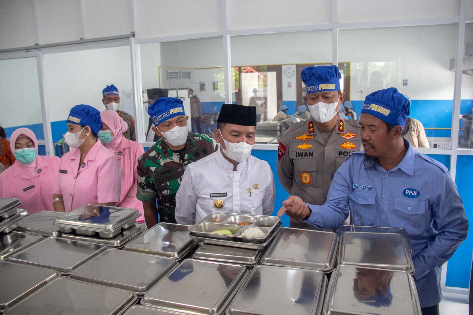 Gubernur H Agustiar Sabran bersama Kapolda Kalteng, Pangdam XII/Tanjungpura meninjau dapur SPPG Polri di Mapolda Kalteng.ARIEF PRATHAMA/KALTENG POS