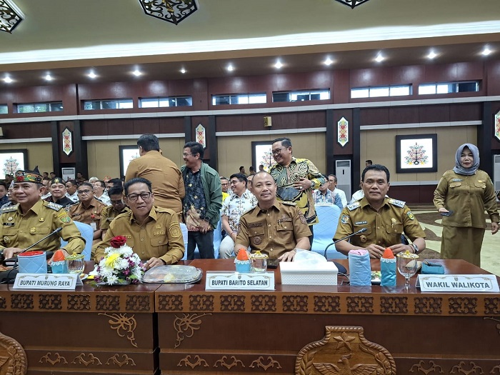 Bupati Murung Raya Heriyus mengikuti rapat koordinasi optimalisasi PAD Sektor Perkebunan dan Kehutanan di Palangka Raya.HUMAS