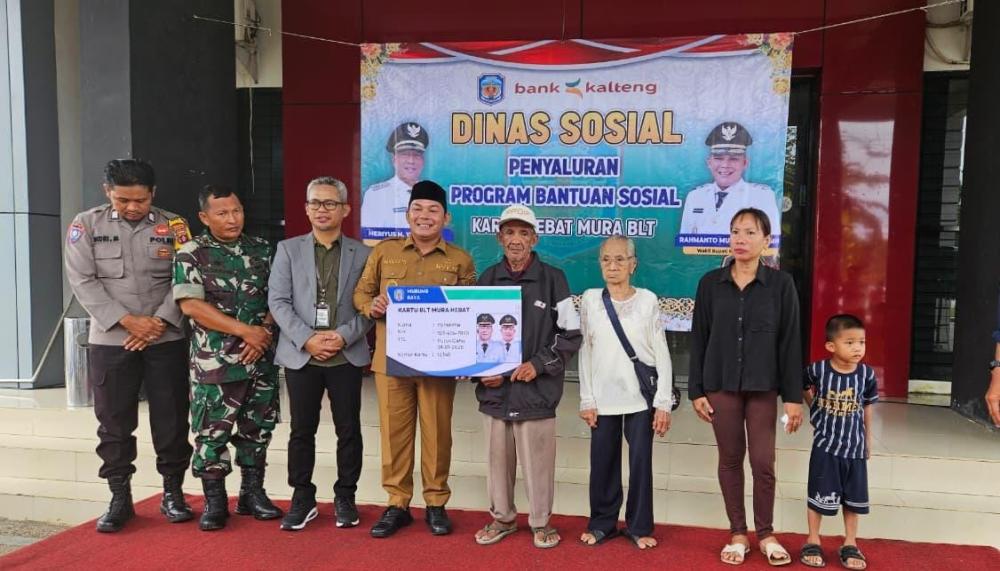 Wakil Bupati Murung Raya, Rahmanto Muhidin, menyerahkan secara simbolis bantuan sosial kepada masyarakat.HUMAS