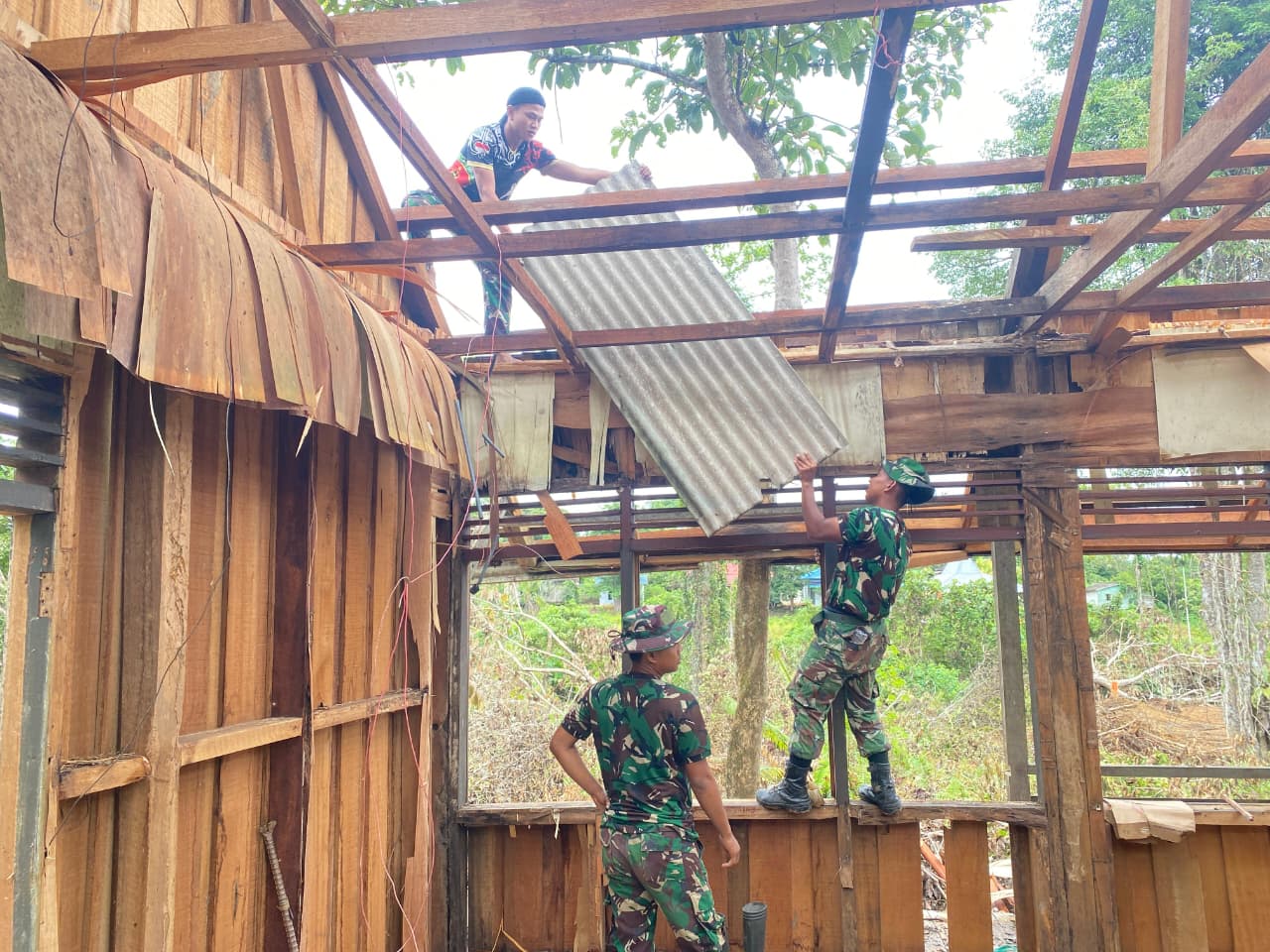 Satgas TMMD ke-126 Kodim 1013/Mtw bersama masyarakat Desa Jamut kerja bakti.PENDAM