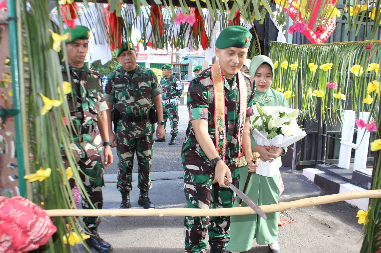 Dandim 1016/Plk, Letkol Inf Kurniawan Agung Sancoyo, S.E., M.Han., beserta istri tiba di Makodim 1016/Plk.