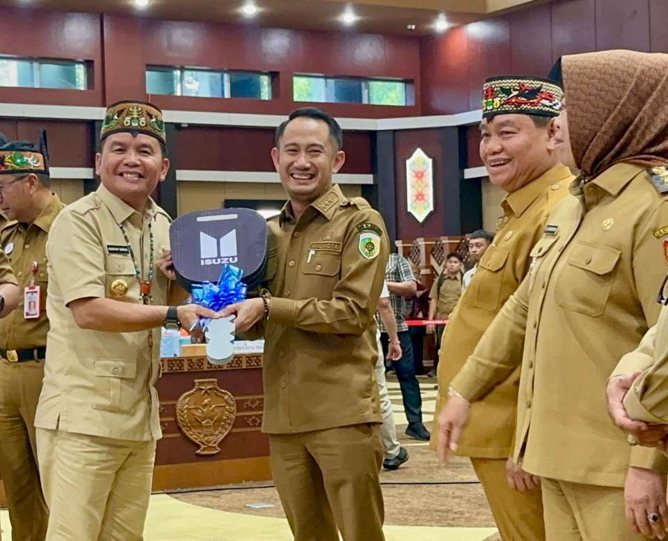 Wali Kota Palangka Raya, Fairid Naparin menerima kunci truk angkutan sampah dari Gubernur.HUMAS