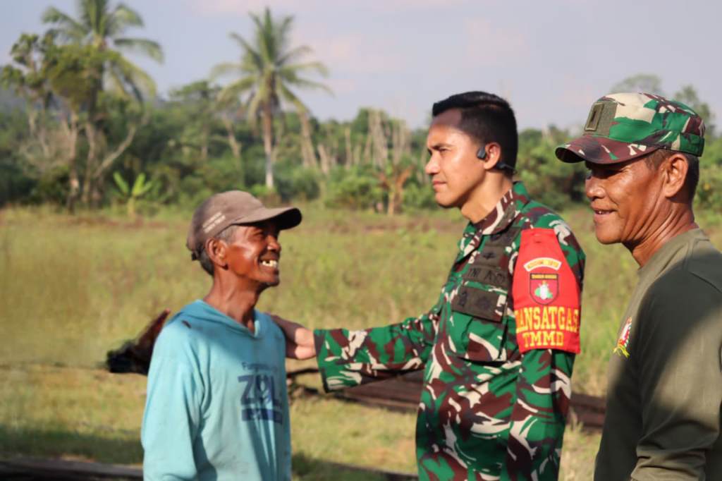 Dandim 1013/Mtw, Kolonel Inf Agussalim Tuo, bersama warga penerima bantuan perbaikan rumah.PENREM