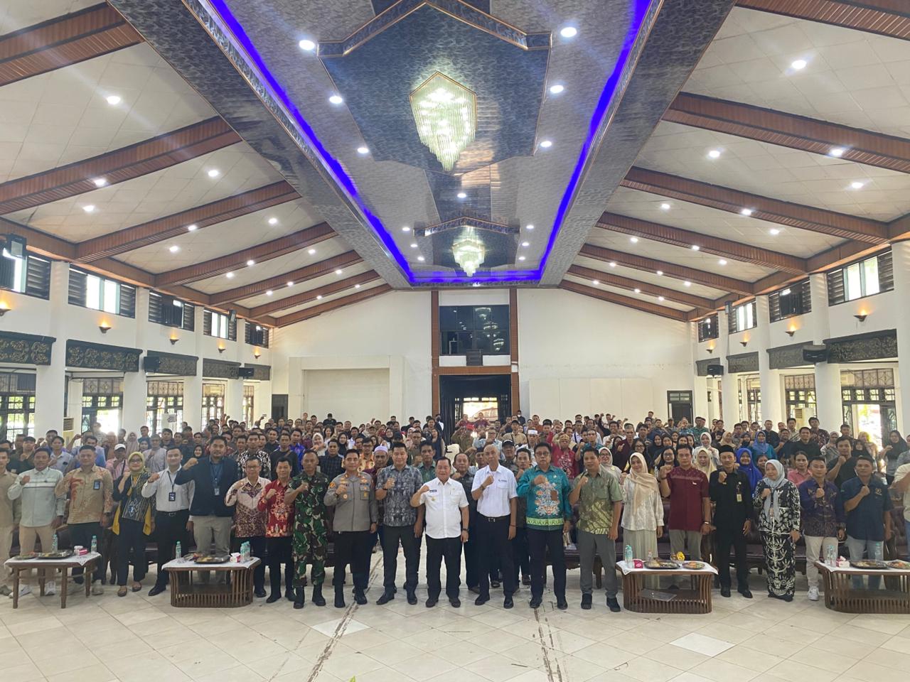 MEMBUKA: Bupati Kotim, Halikinnor, saat membuka sosialisasi koperasi Merah Putih, Kamis (23/10/2025). MIFTAH/KALTENG POS