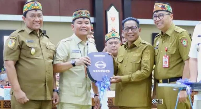 Gubernur Kalteng H Agustiar Sabran saat menyerahkan bantuan sarana dan prasarana pengelolaan sampah.