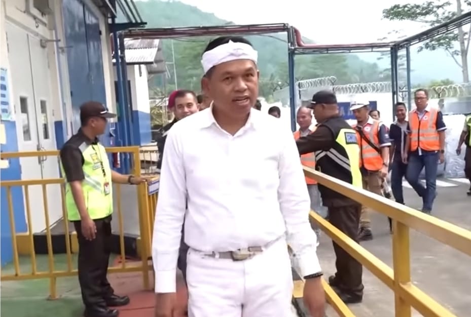 Gubernur Jawa Barat, Dedi Mulyadi atau KDM saat sidak ke pabrik Aqua di Subang. (Tangkapan Layar YouTube Kang Dedi Mulyadi Channel)