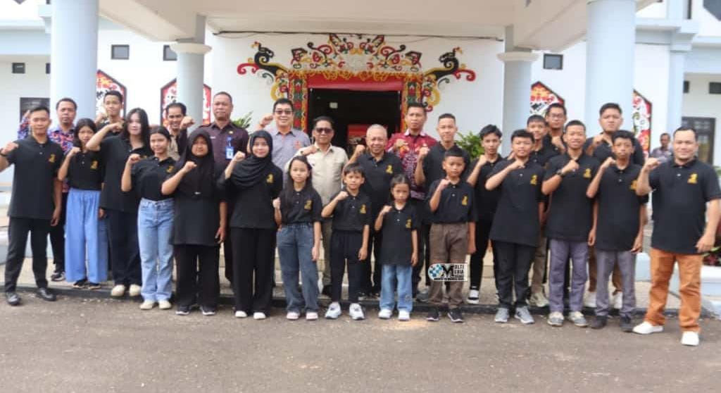 Bupati Heriyus berfoto bersama para atlet catur dari Murung Raya