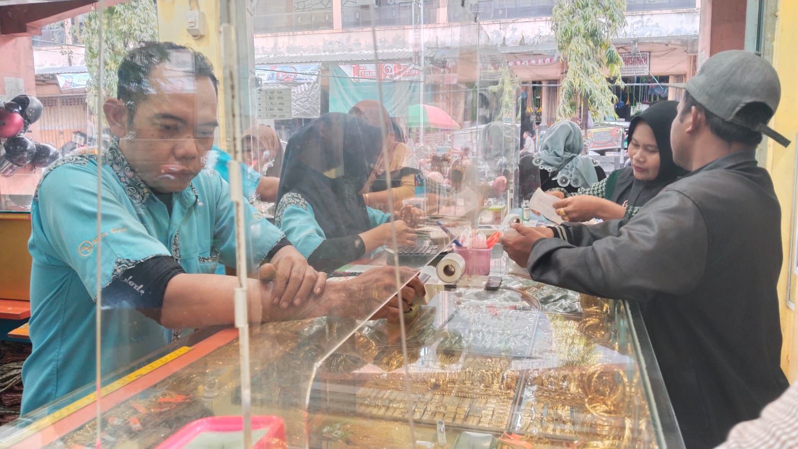 Pedagang emas di Pasar Sampit
