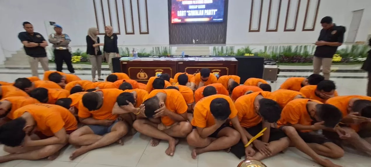 Sebanyak 34 tersangka pesta gay yang diamankan Polrestabes Surabaya. Dinkes Surabaya nyatakan 29 di antaranya positif HIV. (M MAHRUS/RADAR SURABAYA) (RADAR SURABAYA)