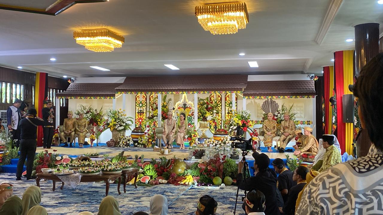 Pernikahan adat Deden dan Bunga  di Rumah Adat Betang Jalan D.I. Panjaitan, Palangka Raya, Sabtu (25/20/2025).