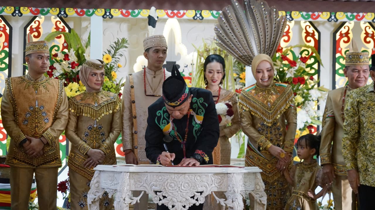 Pangdam XXII/Tanjung Bungai, Mayjen TNI Zainul Arifin, menghadiri akad nikah Deden dan Bunga.