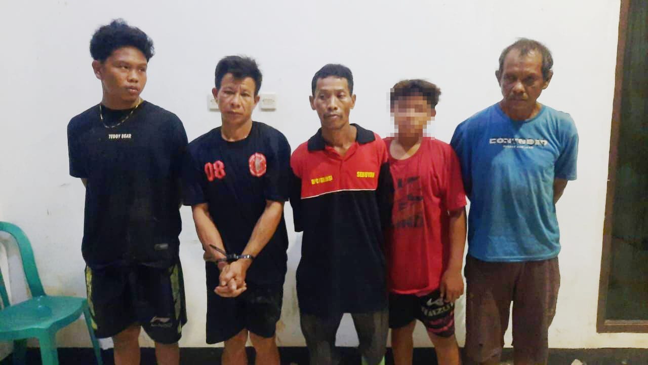 Pelaku pencurian buah sawit.
