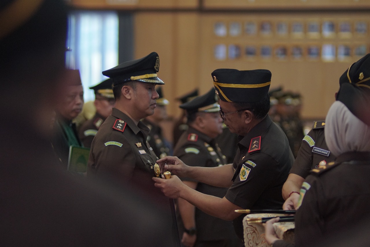 Kajati Kalteng Agus Sahat S.T. Lumban Gaol, S.H., M.H. melantik sejumlah pejabat Eselon III di lingkungan Kejati dan Kejari se-Kalteng.