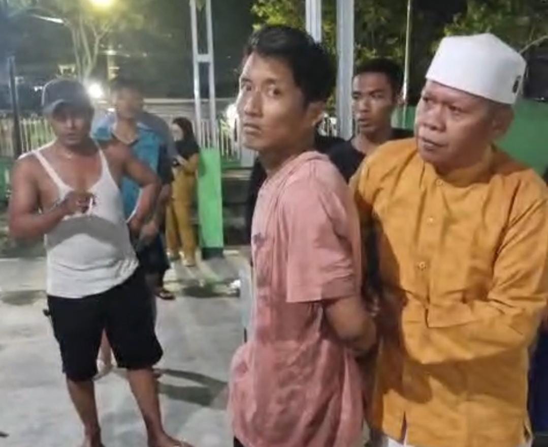 Terduga pelaku pencurian kotak amal terekam CCTV.SCREENSHOOT