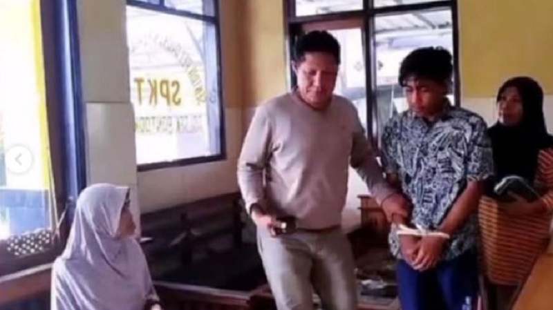Pelaku saat diamankan polisi. (Istimewa)