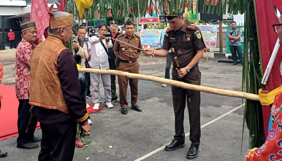 Kajari Kapuas Rade Satya Parsaoran saat melakukan potong pantan, Rabu (29/10/2025). FOTO: ART/KALTENG POS