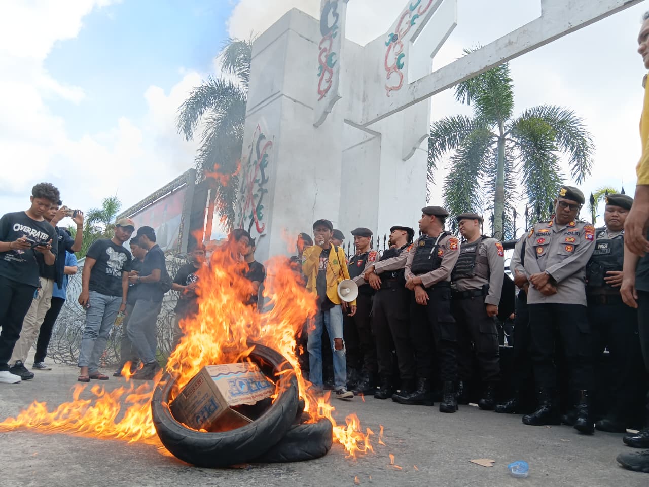 Aksi mahasiswa di depan DPRD Kalteng.ILHAM/KALTENG POS
