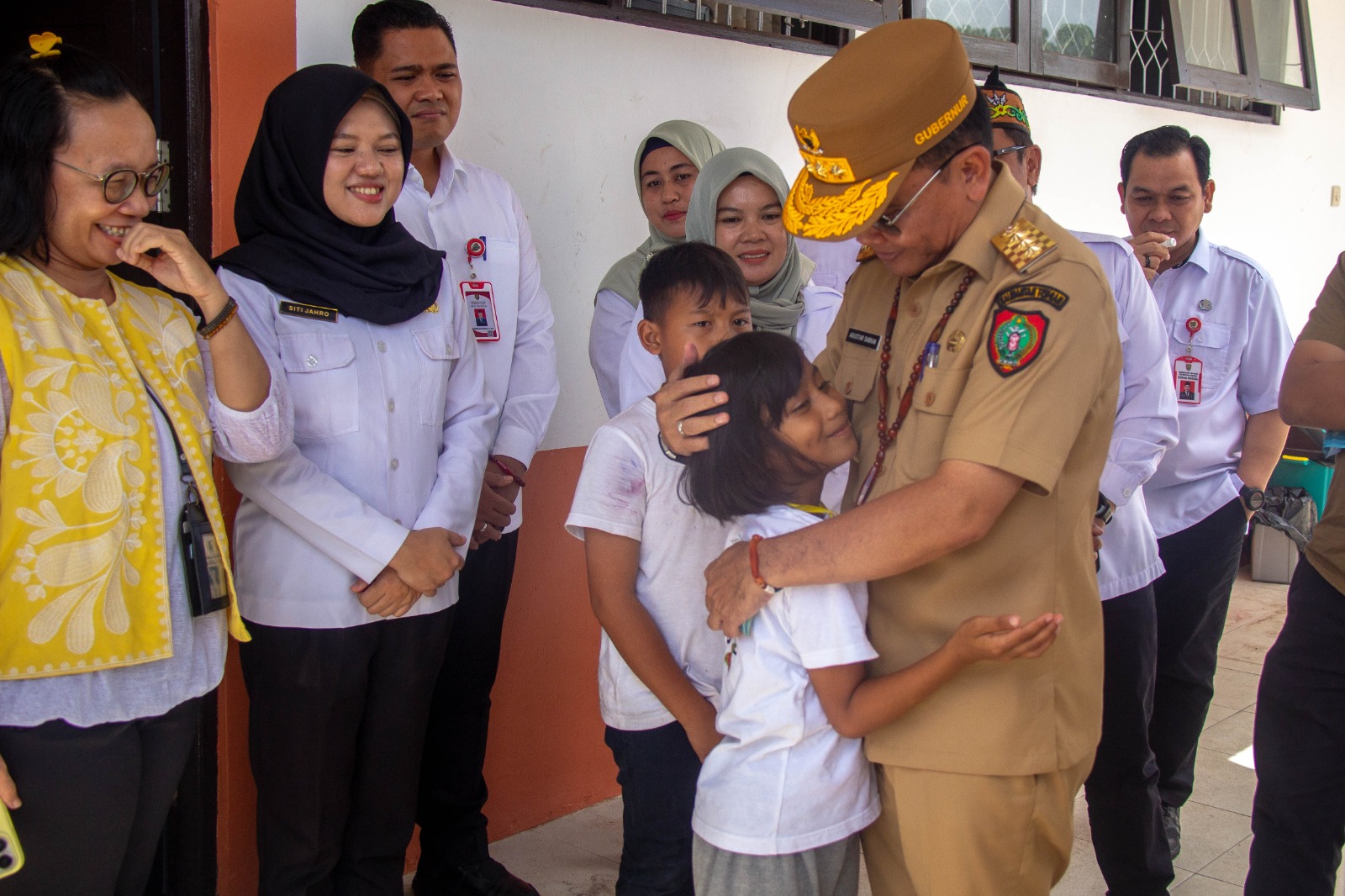 Gubernur Kalteng H Agustiar Sabran bersama anak-anak di Sekolah Rakyat. ARIEF PRATHAMA/KALTENG POS